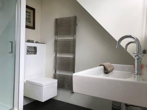 布羅伊克倫的住宿－Penthouse with a view，白色的浴室设有水槽和卫生间。