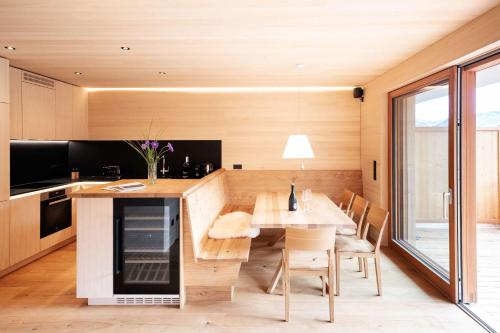 een keuken en eetkamer met een tafel en stoelen bij Landhaus Damüls in Damuls