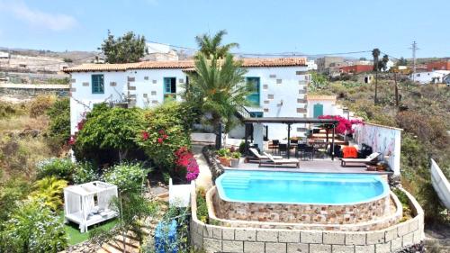 Vaizdas į baseiną apgyvendinimo įstaigoje Wonderful Villa with heated infinity pool, Ocean View in Tenerife South arba netoliese