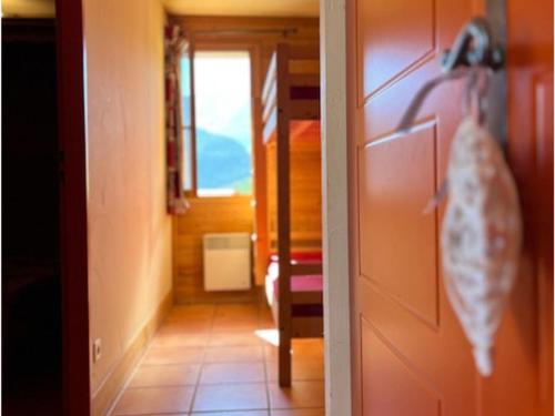 um corredor com uma porta e uma escada numa casa em Appartement Pra-Loup, 3 pièces, 8 personnes - FR-1-165A-45 em Uvernet