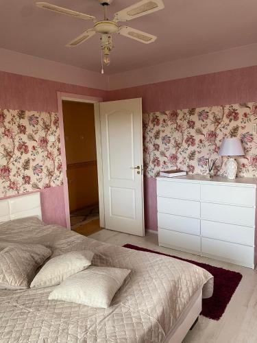 Schlafzimmer mit einem Bett und einem Deckenventilator in der Unterkunft Vanalinna Apartment in Võru