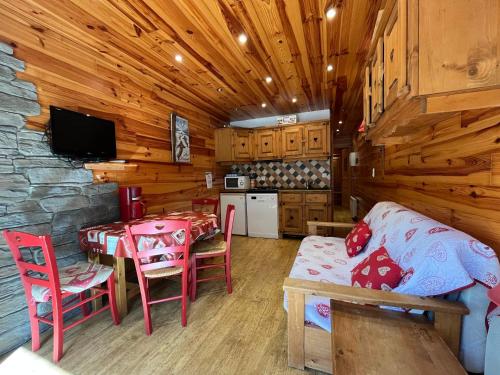 - une cuisine et une salle à manger avec une table et un canapé dans l'établissement Appartement Montagne Confortable pour 4-6 Pers. à Pra Loup 1600, Proche Pistes - FR-1-165A-56, à Uvernet