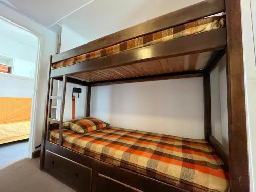 une chambre avec un lit superposé dans une pièce dans l'établissement Studio Cabine Cosy à Praloup avec Balcon - FR-1-165A-80, à Uvernet