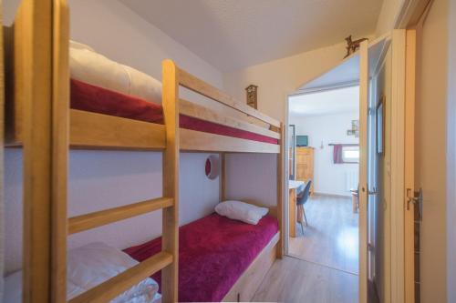 a bedroom with two bunk beds and a hallway at Le Sunny Snow - Jolie vue montagne in Les Orres