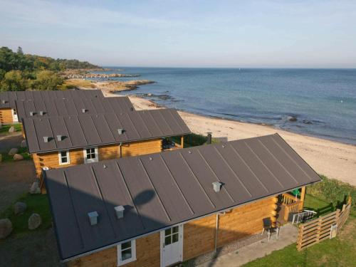una vista aerea di una casa e della spiaggia di 6 person holiday home in Allinge ad Allinge