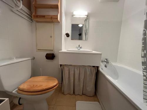 une salle de bain avec toilettes, lavabo et baignoire dans l'établissement Charmant T2 proche télécabine avec balcon et cuisine équipée - FR-1-165A-82, à Uvernet