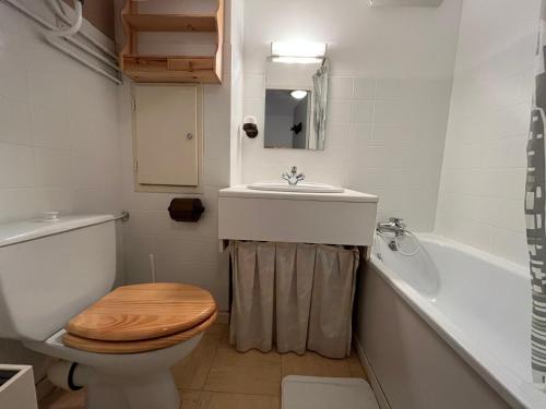 a bathroom with a toilet and a sink and a tub at Appartement Pra-Loup, 2 pièces, 4 personnes - FR-1-165A-82 in Uvernet