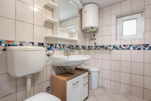 プロミンにあるSeaview House Helena Apartmentsのトイレと洗面台付きのバスルーム