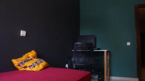 ein Schlafzimmer mit einem Bett und einer schwarz-grünen Wand in der Unterkunft CoWork & Stay Suites in Agadir