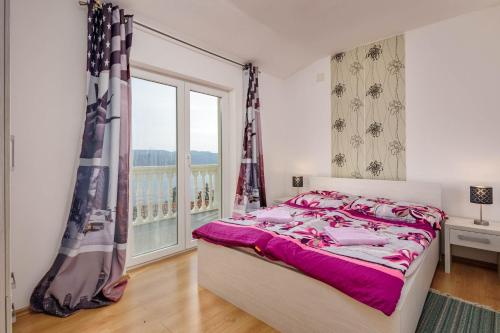 プロミンにあるSeaview House Helena Apartmentsのベッドと大きな窓のある寝室