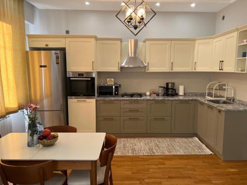 Virtuvė arba virtuvėlė apgyvendinimo įstaigoje Cozy & Spacious Apartment