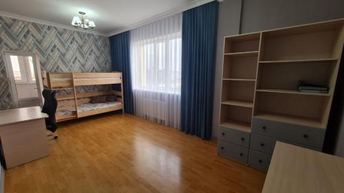 Pokój z łóżkiem, półkami i oknem w obiekcie 3х комнатная квартира в Астане w mieście Astana