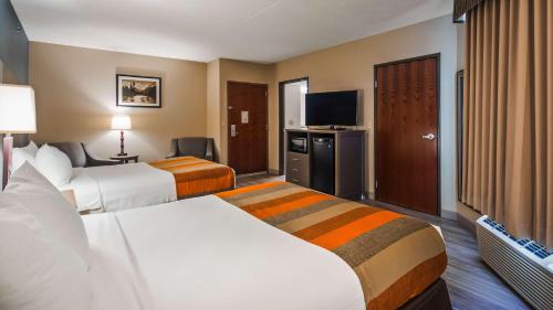 a hotel room with two beds and a television at Hilton Garden Inn Asuncion Aviadores Del Chaco in Asuncion