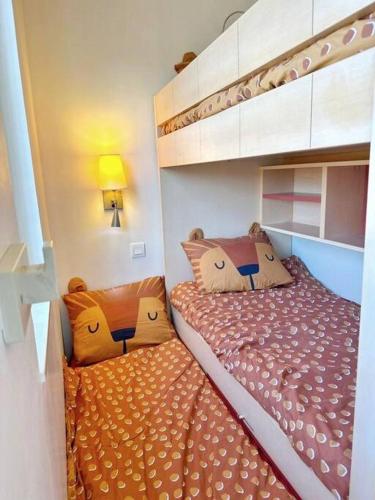 - une chambre avec 2 lits jumeaux l'une à côté de l'autre dans l'établissement Cap Esterél studio vue mer 5 pers premium place, à Saint-Raphaël