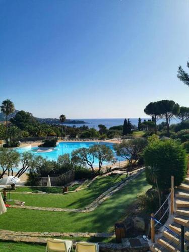 - une vue sur un complexe avec une piscine et des escaliers dans l'établissement Cap Esterél studio vue mer 5 pers premium place, à Saint-Raphaël