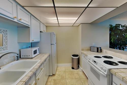 Nhà bếp/bếp nhỏ tại Sabine Yacht & Racquet #2B