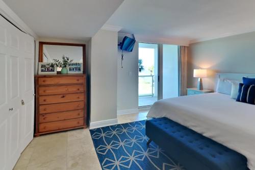 Giường trong phòng chung tại Sabine Yacht & Racquet #2B