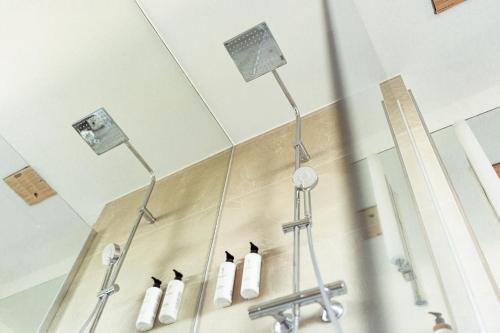 a hospital room with lights hanging from the ceiling at Hotel am Schwanenhaus in Dresden