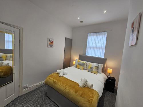 een slaapkamer met een bed met twee handdoeken erop bij 31 Westmorland Street by Prestige Properties SA in Barrow in Furness