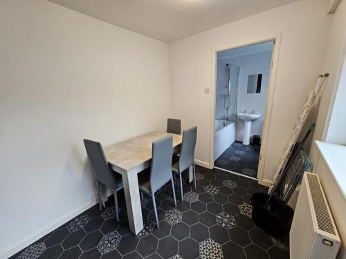 une salle à manger avec une table et des chaises ainsi qu'une salle de bains. dans l'établissement 31 Westmorland Street by Prestige Properties SA, à Barrow-in-Furness