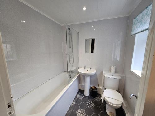 y baño con aseo, lavabo y ducha. en 31 Westmorland Street by Prestige Properties SA, en Barrow-in-Furness