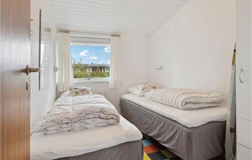 - 2 lits dans une chambre avec fenêtre dans l'établissement 3 Bedroom Stunning Home In Rudkbing, à Spodsbjerg