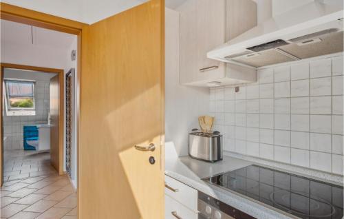 Dapur atau dapur kecil di Lovely Apartment In Wendisch Evern