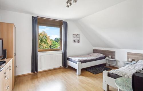 a bedroom with a window and a bed and a desk at Stunning Apartment In Wendisch Evern With Wifi in Wendisch Evern