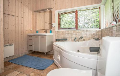 FårevejleにあるBeautiful Home In Frevejle With 3 Bedrooms And Wifiのバスルーム(バスタブ、洗面台、トイレ付)