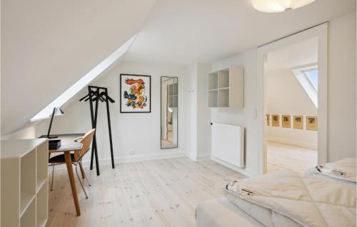 Habitación blanca con escritorio y 1 dormitorio. en Awesome Home In Haslev With Kitchen en Haslev