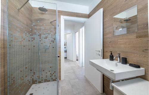 La salle de bains est pourvue d'un lavabo et d'une douche en verre. dans l'établissement Amazing Apartment In San Benedetto Di Lugan With Outdoor Swimming Pool, à Peschiera del Garda
