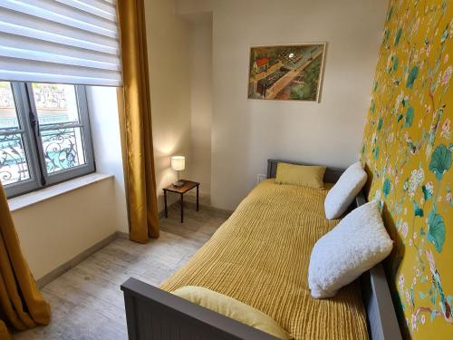 1 dormitorio con cama y ventana en Guestroom Briare, 2 pièces, 5 personnes - FR-1-590-370, en Briare