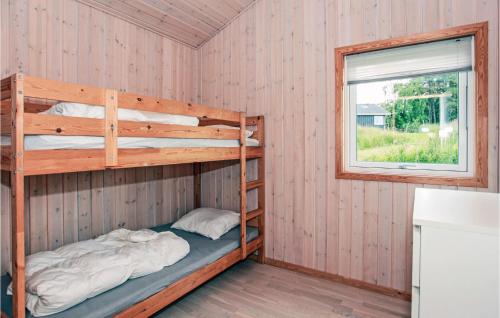 1 dormitorio con 2 literas y ventana en 4 Bedroom Gorgeous Home In Nykbing Sj, en Højby