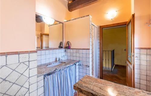 bagno con lavandino e specchio di Awesome Home In Marliana With Outdoor Swimming Pool a Marliana