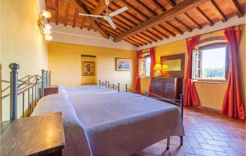 Tempat tidur dalam kamar di Lovely Home In Marliana With House A Panoramic View