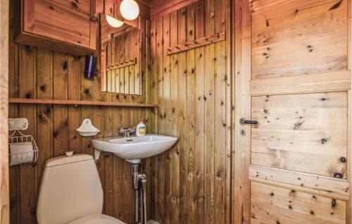 Ένα μπάνιο στο Lovely Home In Kalundborg With Wifi