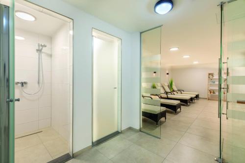uma sala de espera num escritório de dermatologistas com um chuveiro em Aparthotel Ostseeallee Aparthotel Ostseeallee 2-16 em Boltenhagen