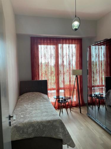 - une chambre avec un lit et une fenêtre avec des rideaux rouges dans l'établissement Luxury apartment istanbul, à Istanbul