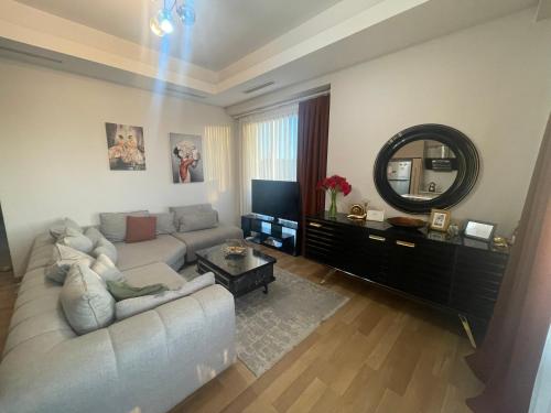 - un salon avec un canapé et un miroir dans l'établissement Luxury apartment istanbul, à Istanbul