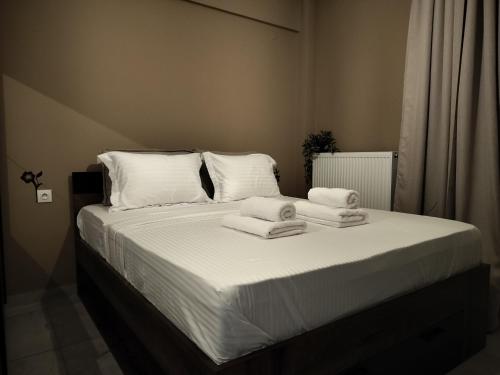 - un lit avec des draps blancs et des serviettes dans l'établissement PanoramicView180 1BR Welcome Stay Lux Penthouse Apartment, à Thessalonique