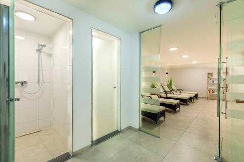 une salle d'attente dans un bureau de dermatologues avec douche dans l'établissement Aparthotel Ostseeallee Aparthotel Ostseeallee 5-40, à Boltenhagen