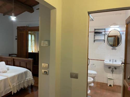 y baño con aseo y lavamanos. en Agriturismo I Poggi Gialli, en Sinalunga