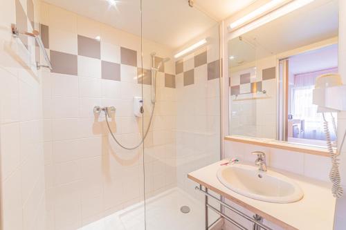 里昂Residence Montempo Lyon Cite Internationale的带水槽和淋浴的浴室
