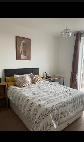 1 dormitorio con 1 cama grande con una foto en la pared en Luxurious suite apartment Scotland, en Edimburgo
