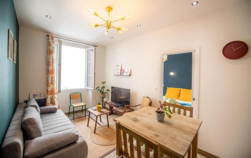 un salon avec un canapé et une table dans l'établissement Très Beau Duplex dans le Vieux Nice avec Clim/WIFI, à Nice