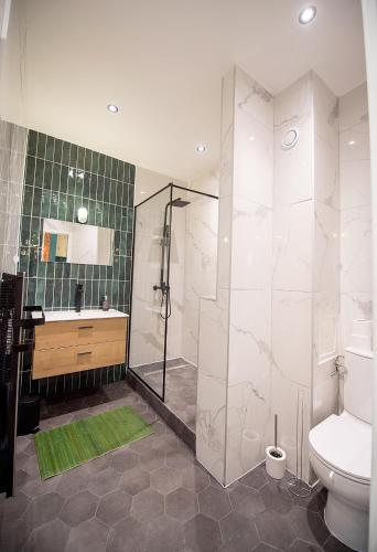 une salle de bain avec une douche, des toilettes et un lavabo dans l'établissement Très Beau Duplex dans le Vieux Nice avec Clim/WIFI, à Nice