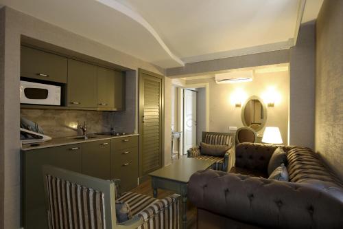 オルデニズにあるPinehill Hotel & Suitesのリビングルーム(ソファ、テーブル付)