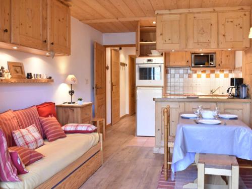 un salon et une cuisine avec un canapé et une table dans l'établissement Appartement 2 pièces avec balcon à Méribel, proche commerces et pistes - FR-1-180-86, à Méribel