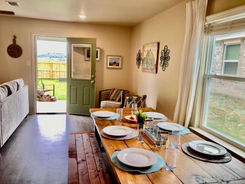 Una sala de estar con una mesa de madera y una ventana. en Furnished 3-bed- Townhome in the Hills Near Fort Cavazos, en Copperas Cove