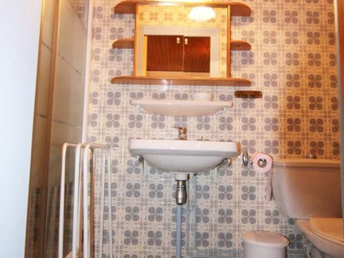 bagno con lavandino e servizi igienici di Appartement Huez, 1 pièce, 2 personnes - FR-1-405-139 a LʼAlpe-dʼHuez